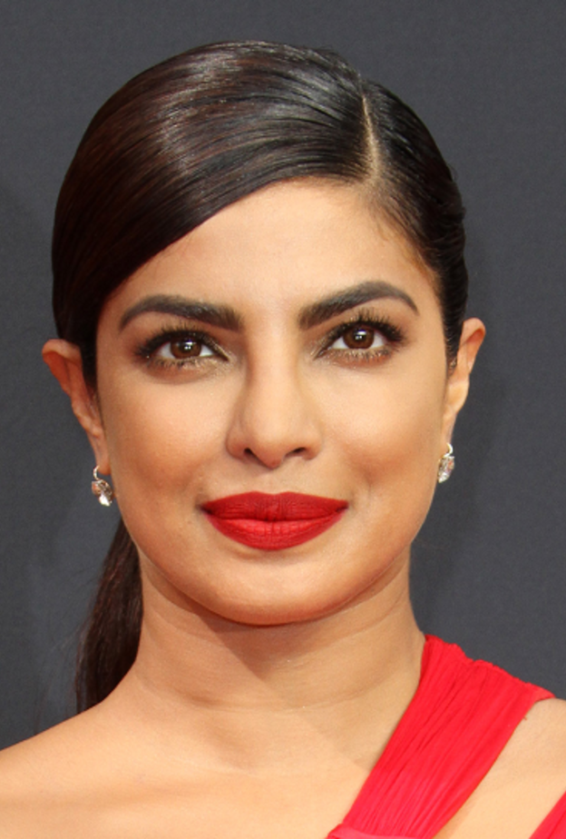 بريانكا شوبرا بغطاء شعر ذهبي