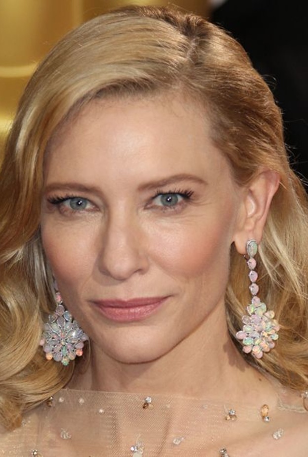 بوسي فيليبس ترتدي أقراط من أيرين نيويرث Irene Neuwirth