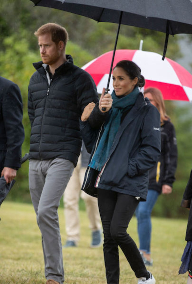 الفستان من تصميم Maggie Marilyn وأكملت الإطلالة بمعطف من ماركة Gillian Anderson for Winser London