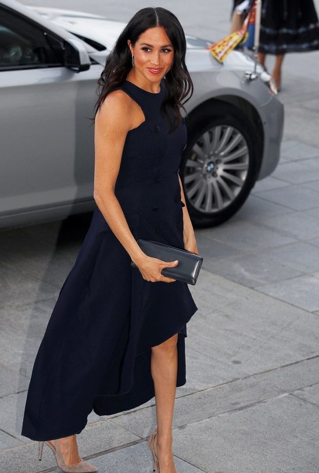 أناقة ساحرة للأميرة ميغان ماركل Meghan Markle بفستان كحلي واسع