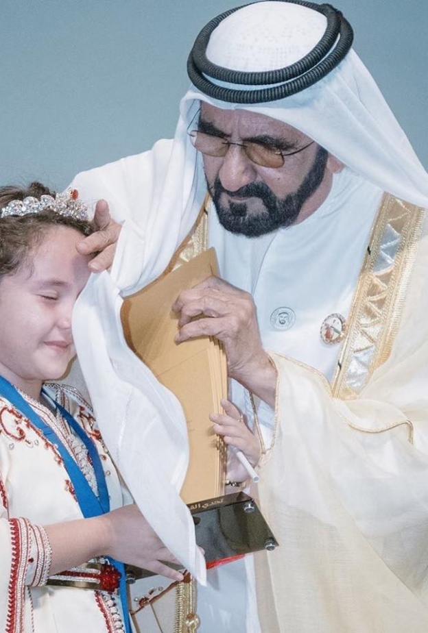 الشيخ محمد بن راشد يمسح بغترته دموع الطفلة المغربية مريم أمجون الفائزة في تحدي القراءة العربي