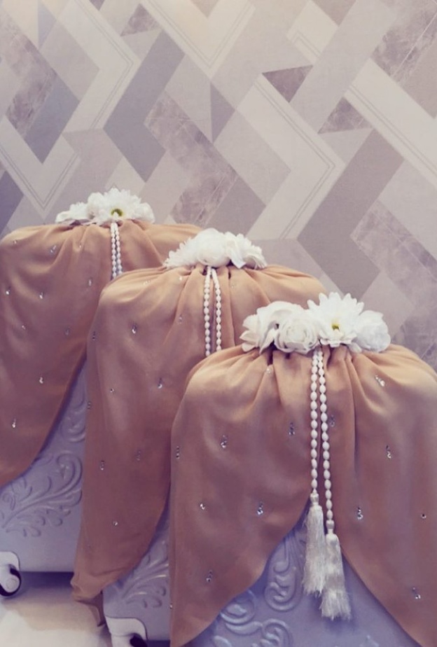 السلل والصناديق بزينة مميزة.