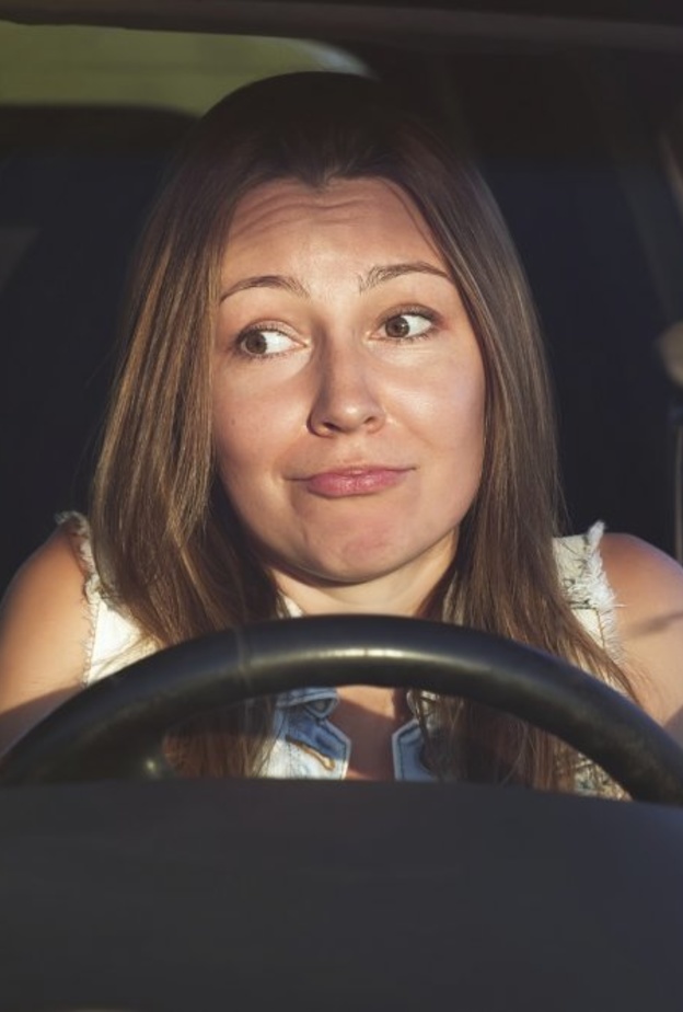 السائق المتباطئ صاحب السيارة الكبيرة