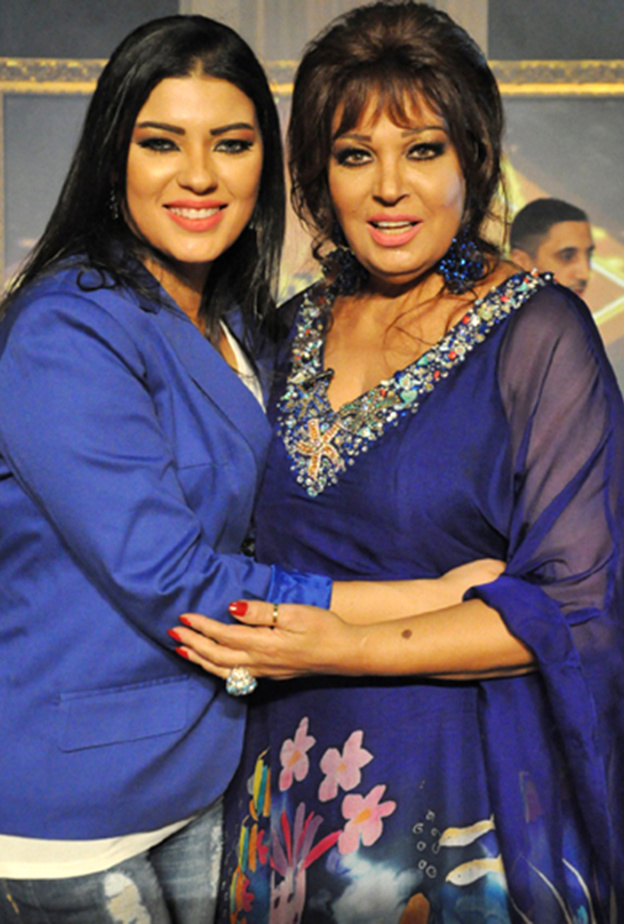 عزة دسوقي مع والدتها فيفي عبده