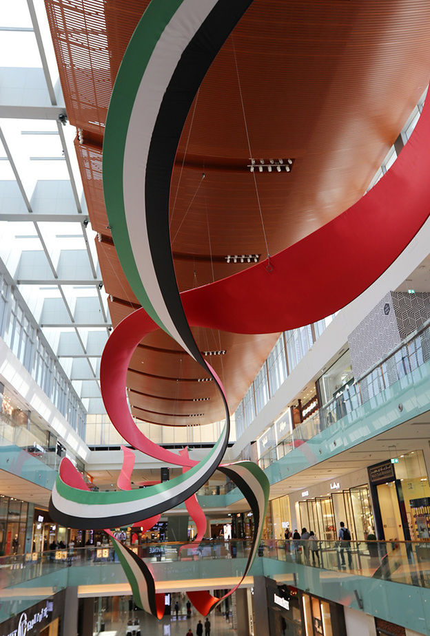 "الألوان العائمة" .. احتفالية دبي مول بيوم العلم الإماراتي