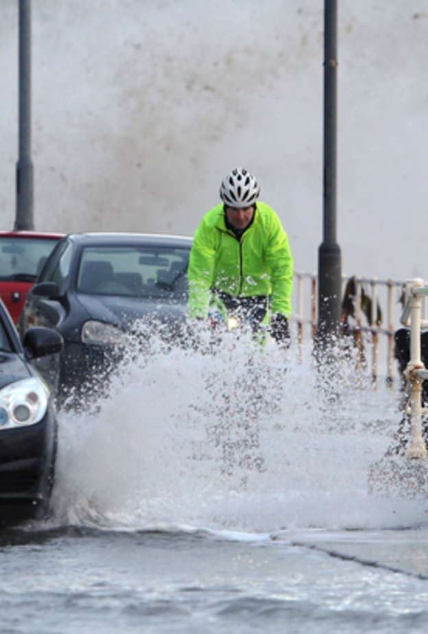 انتبهي جيدا للحطام والأغراض المتناثرة على الطريق