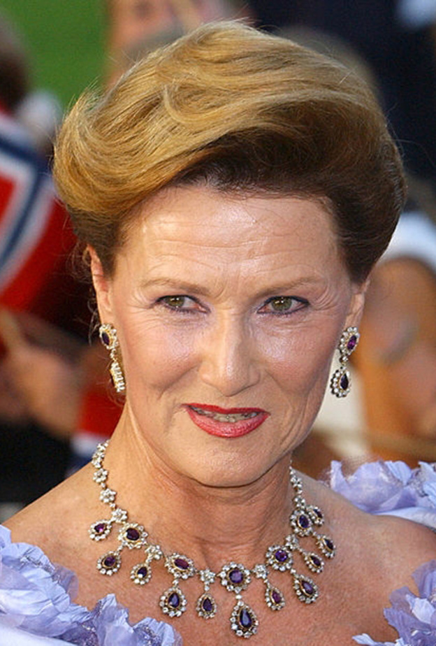 اطلالة الملكة سونيا بمجوهرات اللؤلؤ