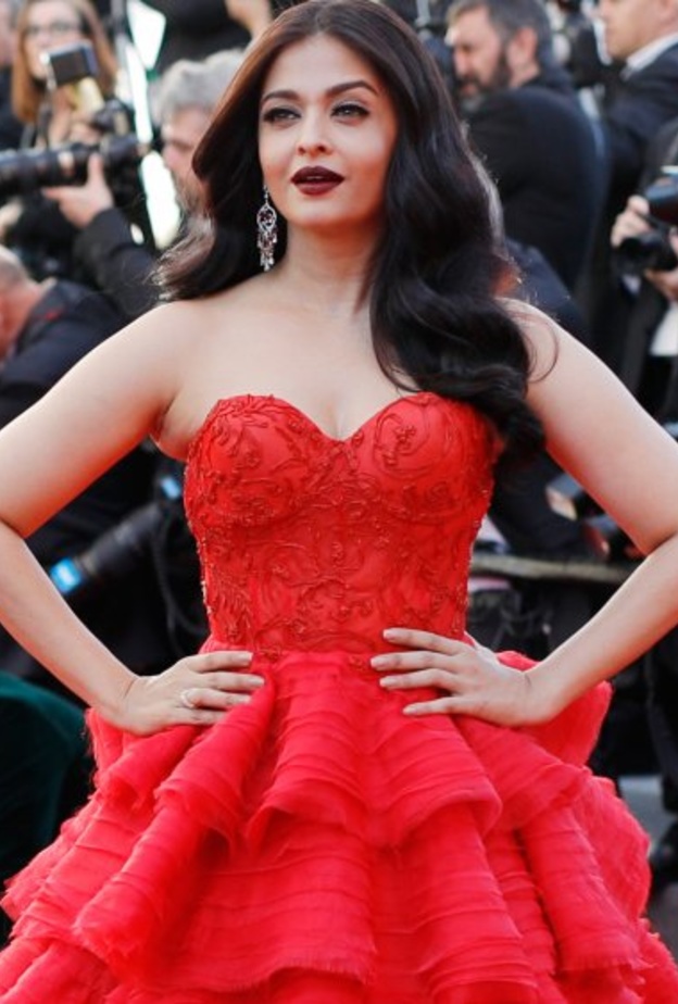 اللون الأحمر يليق بالممثلة الهندية كثيراً