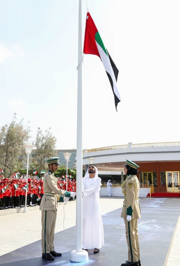 محمد بن راشد يرفع علم الإمارات في دار الإتحاد بدبي