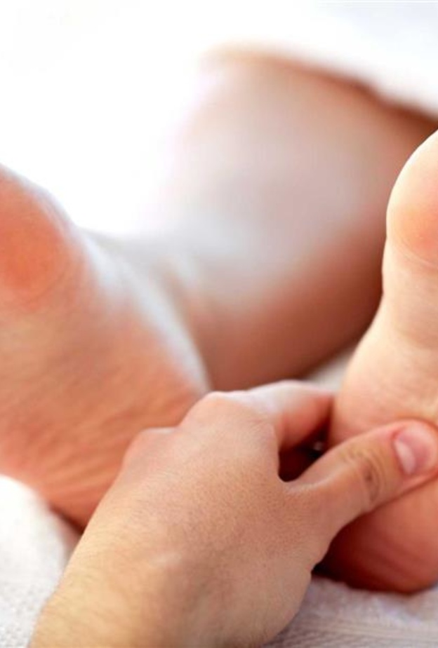 التشنجات في القدمين دليل على نقص السوائل في الجسم