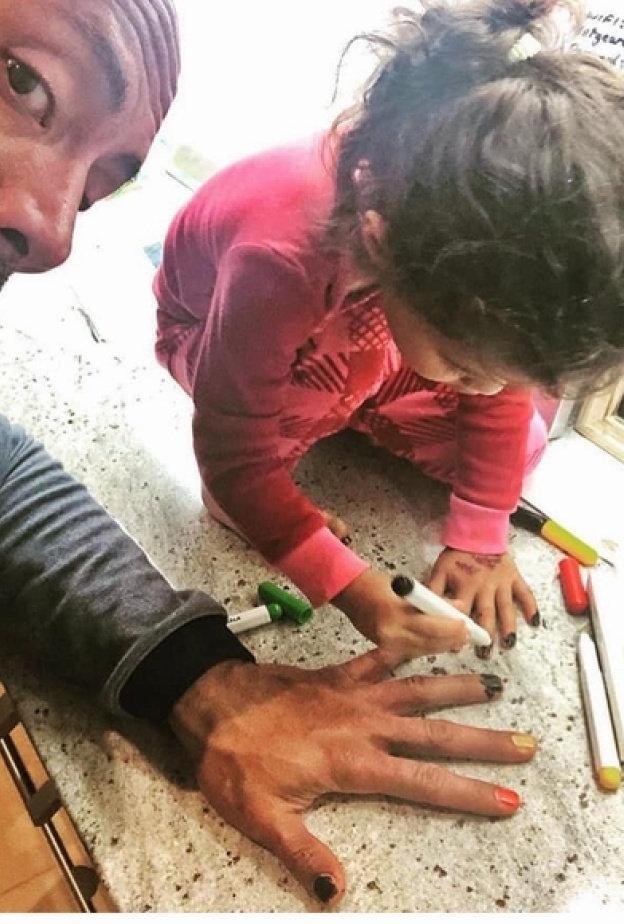 ذا روك The Rocck ينشر صورة ظريفة مع ابنته التي تقوم بتلوين أظافره