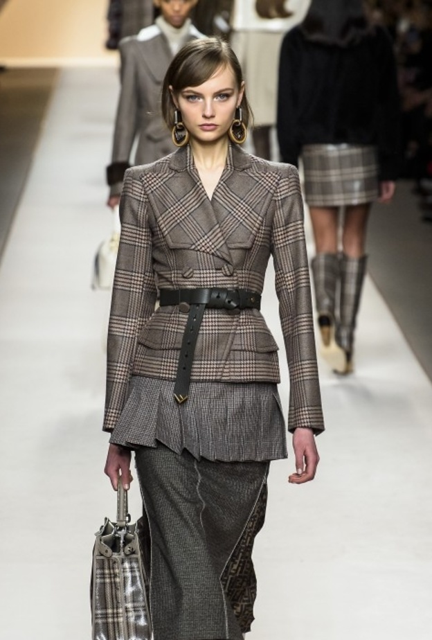 البدل الكاروهات العصرية مع التفاصيل الحمراء من Emilia Wickstead