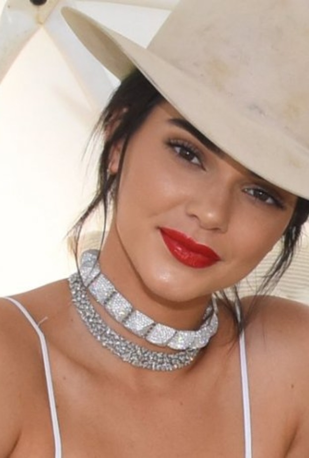 كيندال جينر ترتدي عقود choker