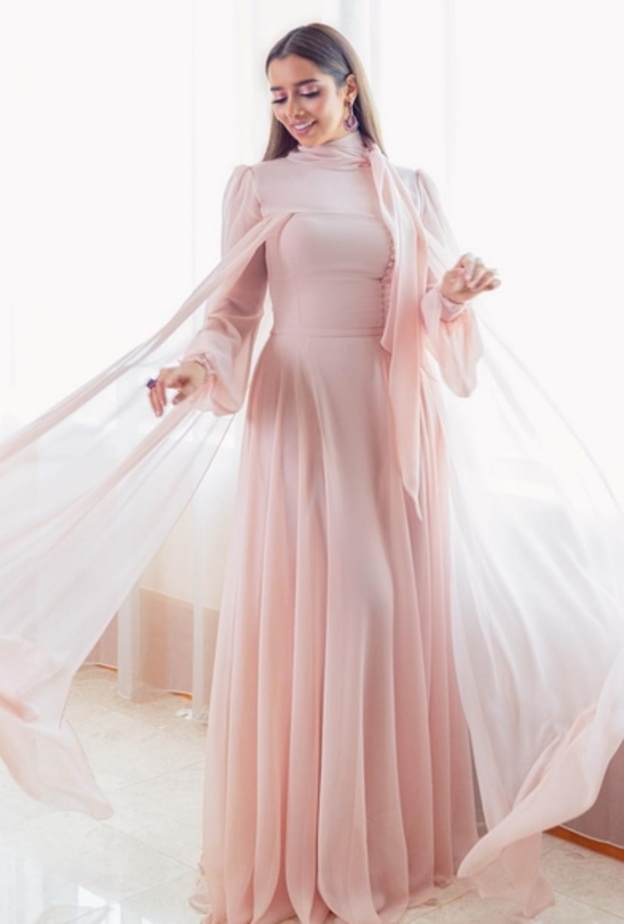 أناقة الحرير مع فستان أحمر طويل من توقيع مرمر حليم