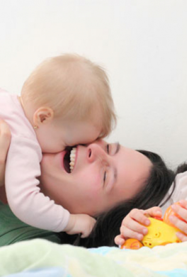 كيفية التعامل مع غيرة الطفل الأكبر من المولود الجديد 