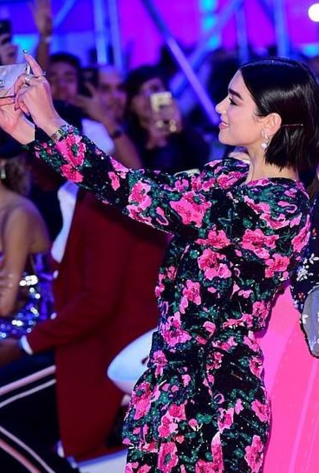 دواليبا Dua lipa تلتقط صور سيلفي مع معجبيها في حفل MTV EMAs 2018