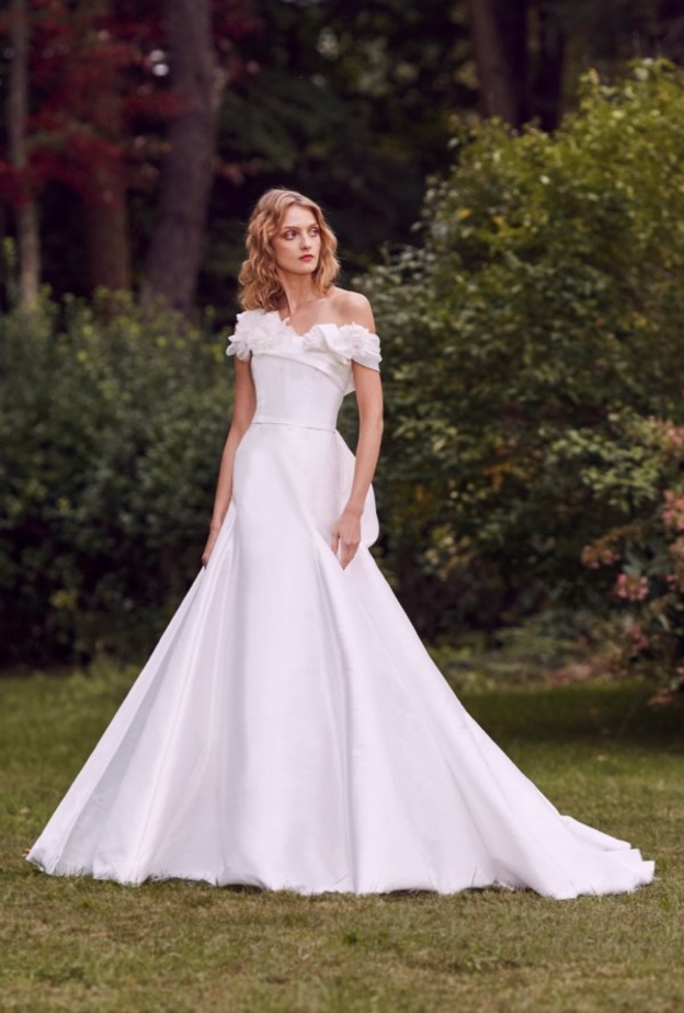 فستان من ماركيزا مع العقدة على الكتف