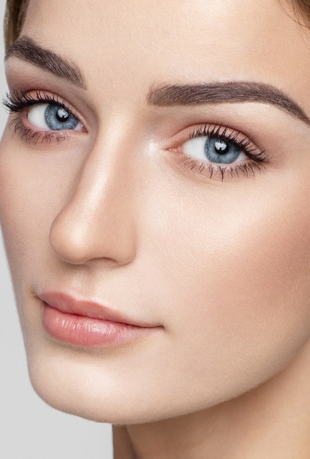 اتبعي الخطوات التالية لرسم الحواجب