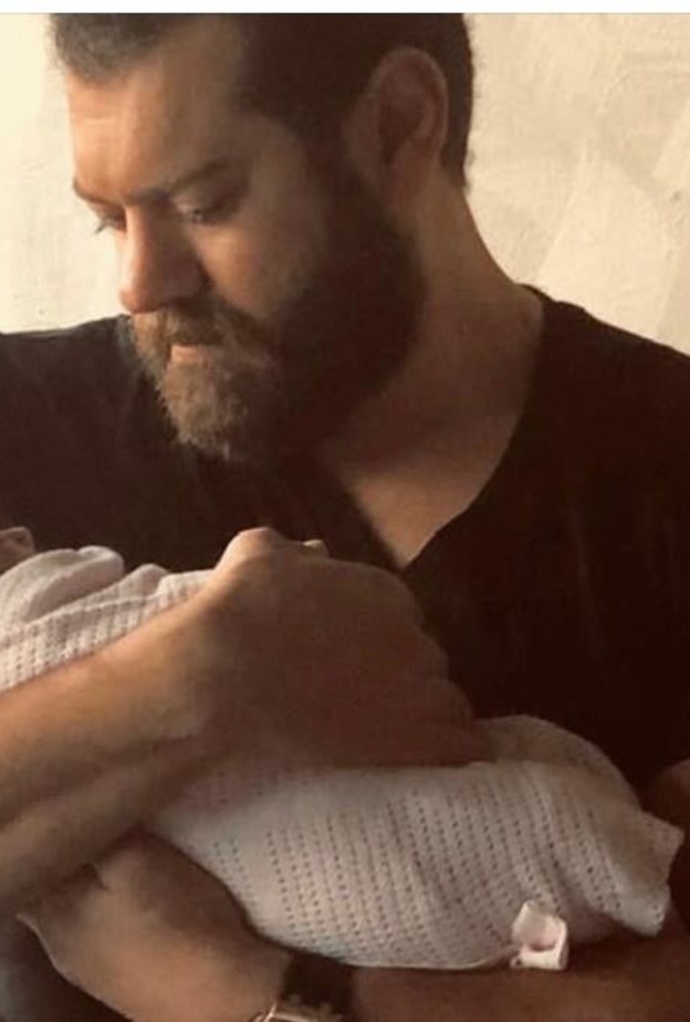 عمرو يوسف وابنته