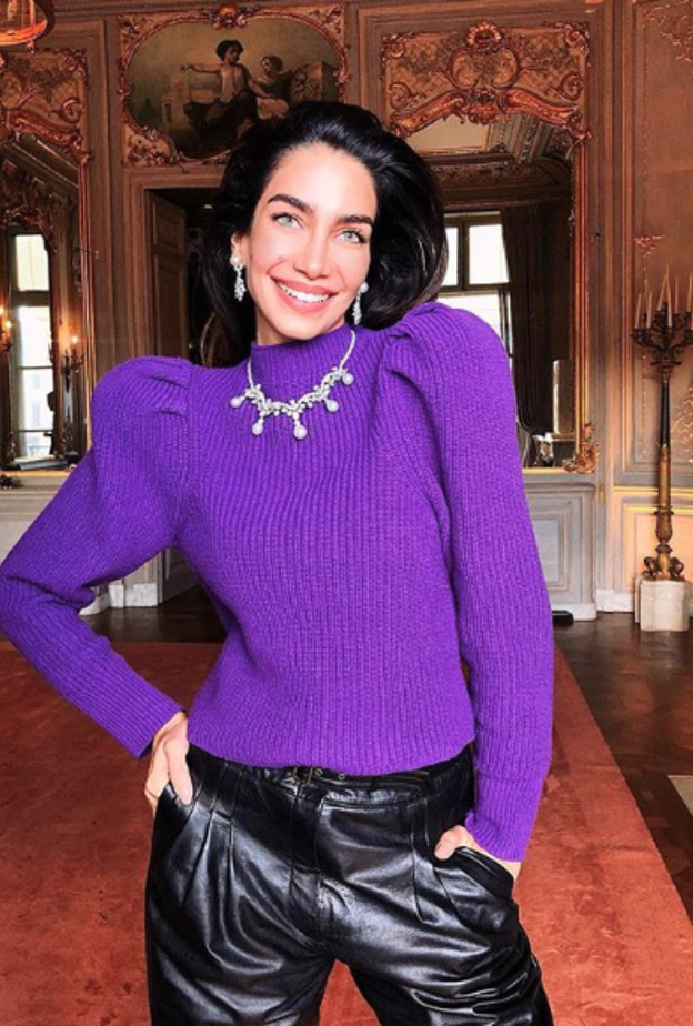 اختارت لانا الساحلي تنسيق شبابي في البنطلون الجلدي مع السويتشرت الزرقاء