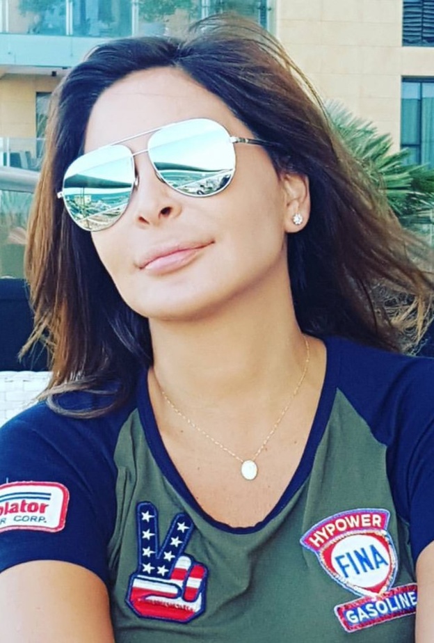 أجمل نظارات شمسية نيلية من اختيار اليسا.