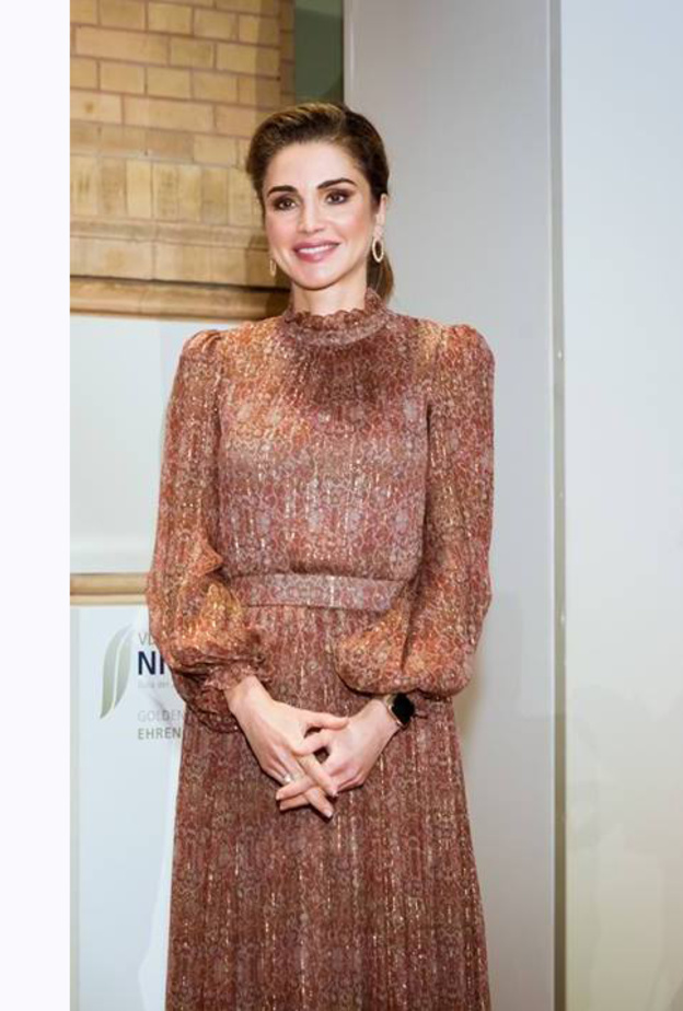  خطفت الملكة الأنظار بماكياج إرتكز على الألوان الترابية، وإعتمدت تسريحة الشعر المربوط