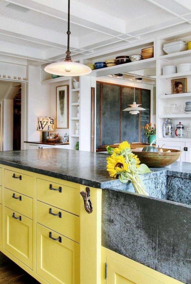 مطبخ جريء باللون الأصفر ضمن ديكور داخلي باللون الرمادي الفينتاج