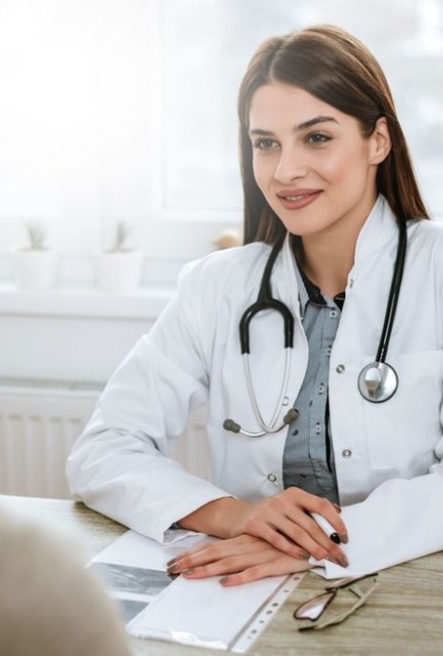 تحبّ إمرأة العقرب العمل في إطار خدمة الآخرين كالعمل مع الجمعيات الإنسانية، أو الطب أو الصيدلة