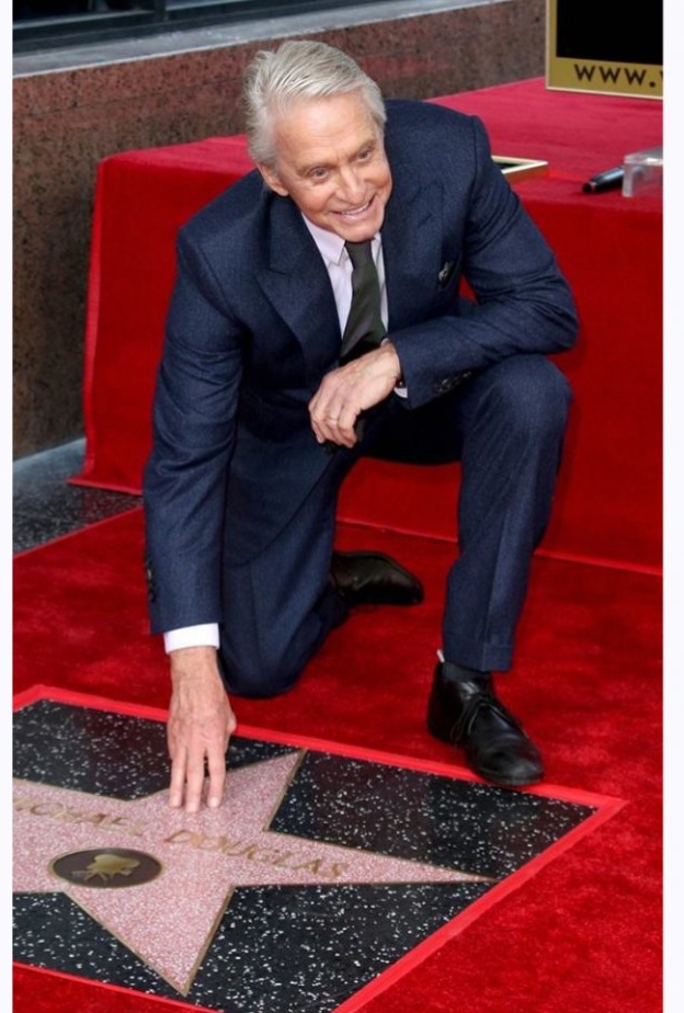 مايكل دوغلاس يحصل على نجمته في ممر الشهرة في هوليوود