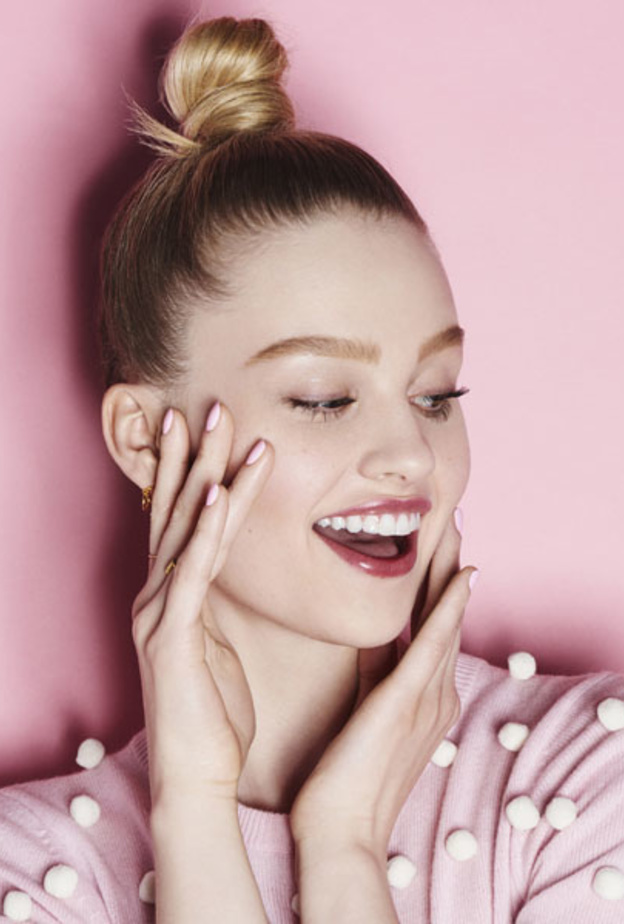  إطلالة الحواجب الكثيفة بأنامل منة العبد مع مجموعة SetMagical Brow Stars من Benefit