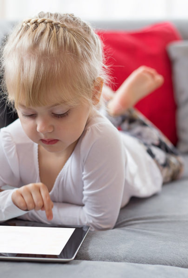 أضرار الشاشات الإلكترونية على نظر الأطفال