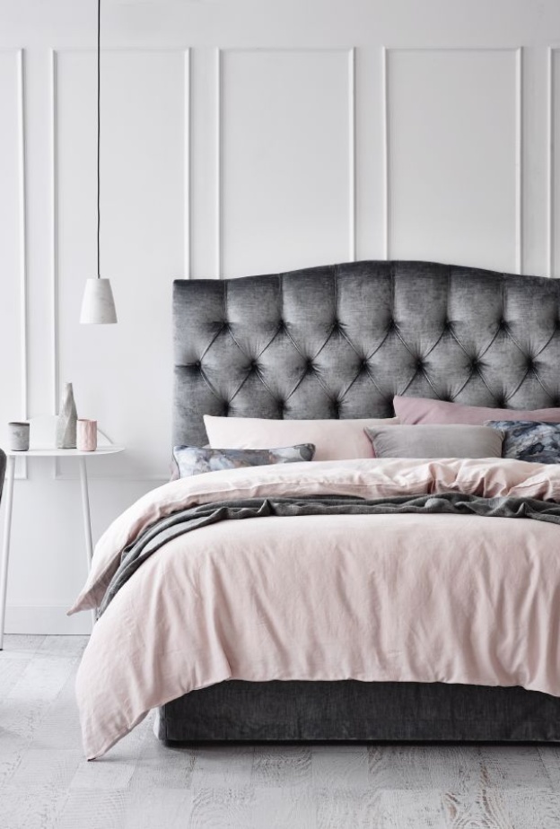 الأخضر المائل للأزرق في تصميم سرير كلاسيكي فخم