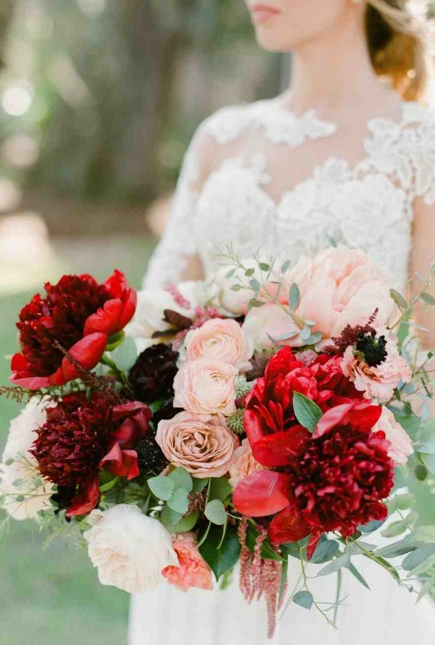 أزهار الخريف في بوكيه الزفاف تتميز بطابعها الرومانسي و الريفي الدافئ