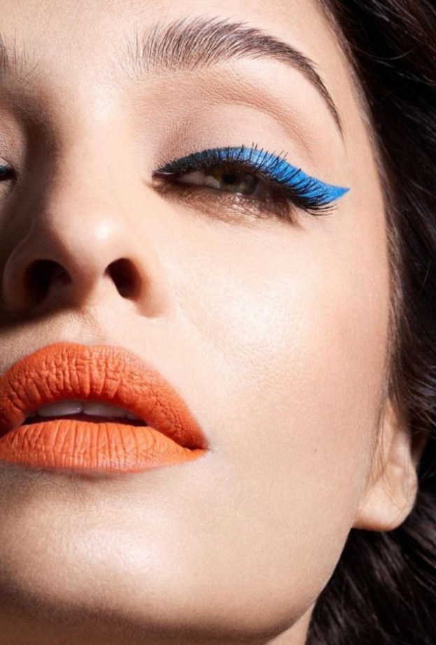  ادمجي هذين اللونين لتضيئي بهما عينيكي