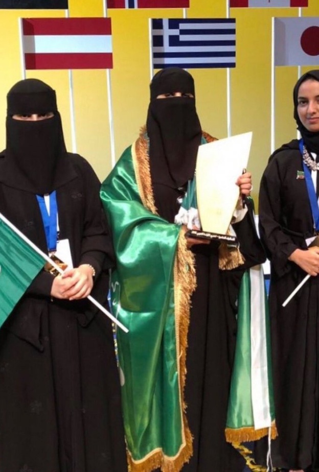 المعلمة عائدة العتيبي تحصل على الميدالية الفضية في معرض وارسو للمخترعين 2018