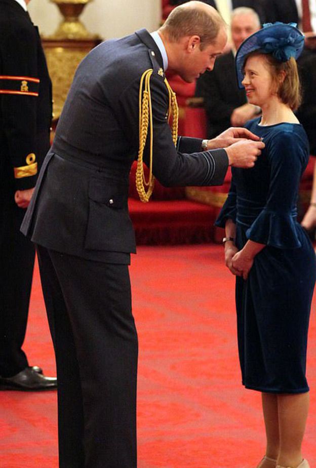 الأمير وليام يمنح سارة غوردي وسام الإمبراطورية.