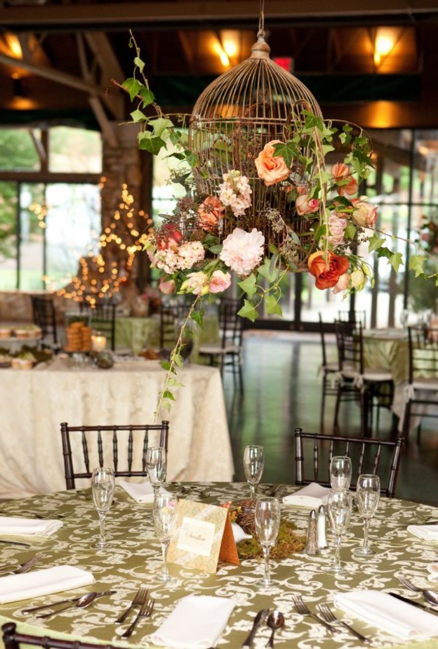 من الأفكار الجميلة الثريات المتدلية من السقف المضاءة بالشموع