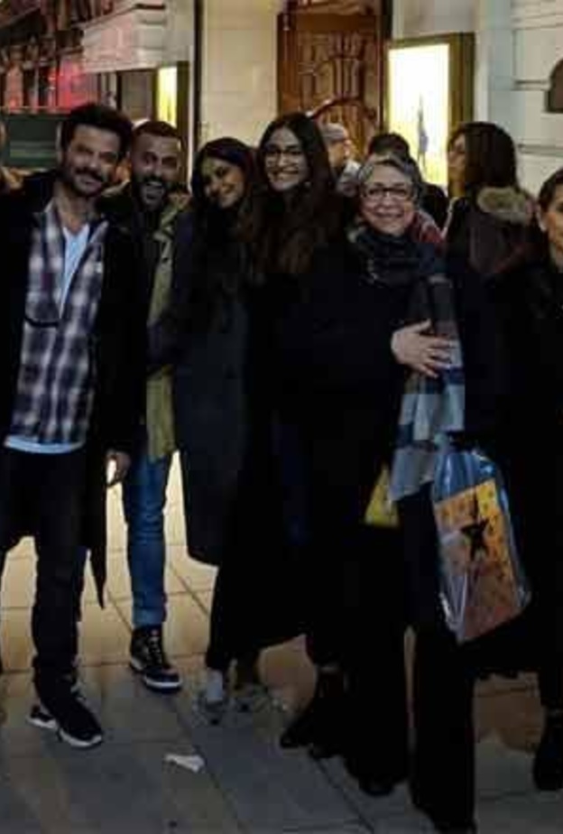 ريا كابور تنشر صور من عطلتها في لندن