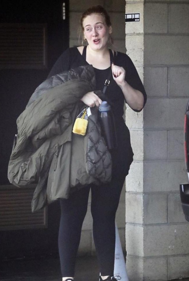 أديل تظهر باطلالة طبيعية خالية من المكياج أثناء توجهها للنادي الرياضي