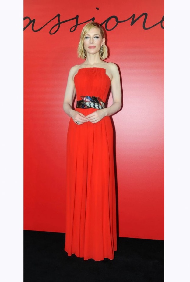  إطلالة Sarah Jessica Parker بفستان أبيض ومزخرف مع الجاكيت الرمادية