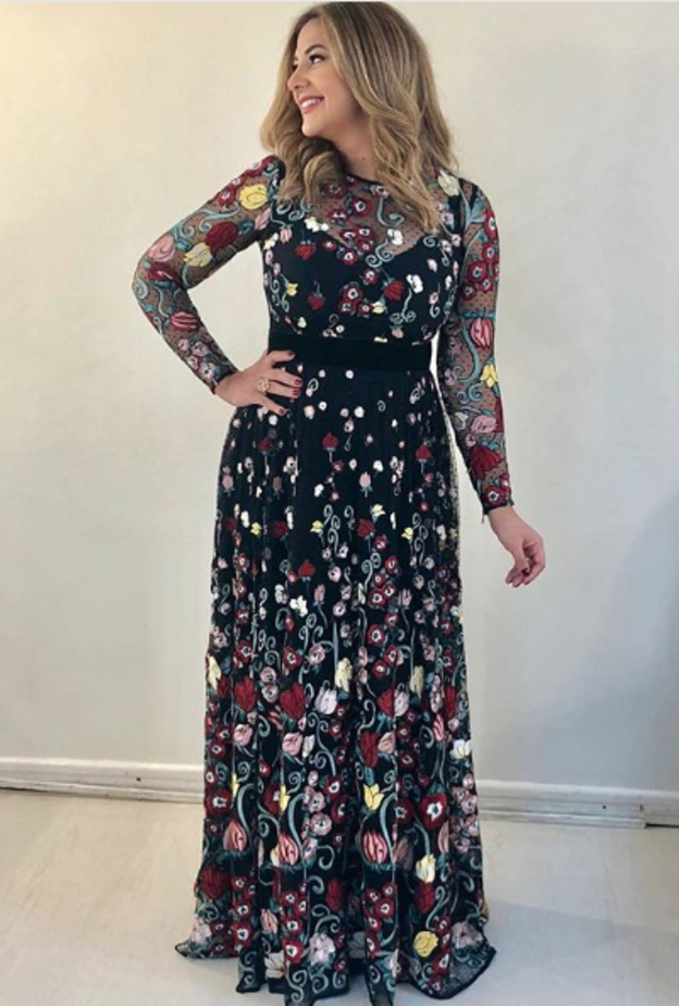 بدلة باللون الأصفر اختارتها دنيا سمير غانم لاطلالة عصرية