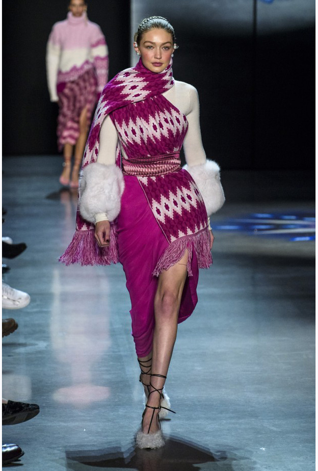 موديل الأكمام الجامدة مع الأقمشة النافرة الى الأعلى حسب شكل الجسم