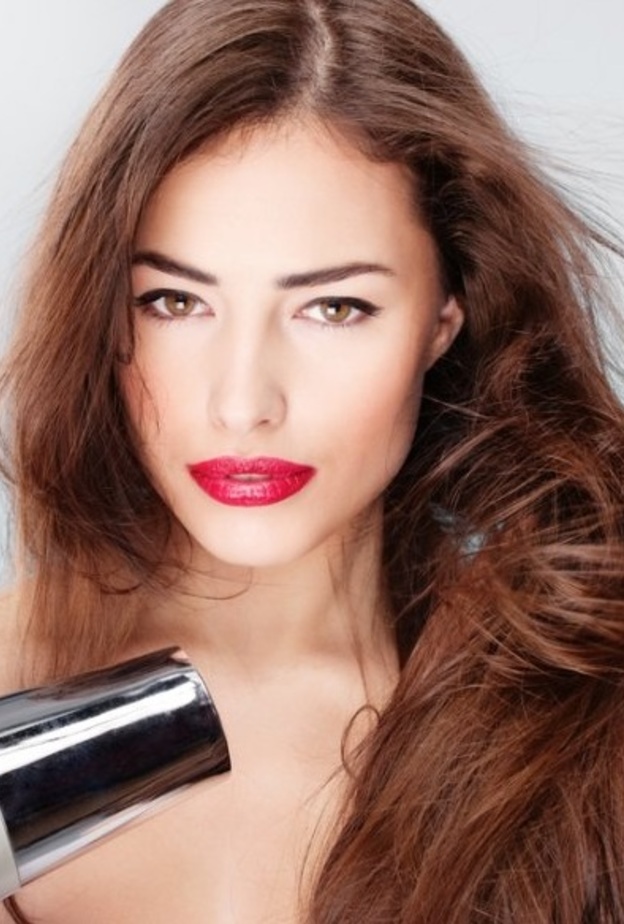 تعرفي على الاخطاء التي ترتكب اثناء تجفيف الشعر