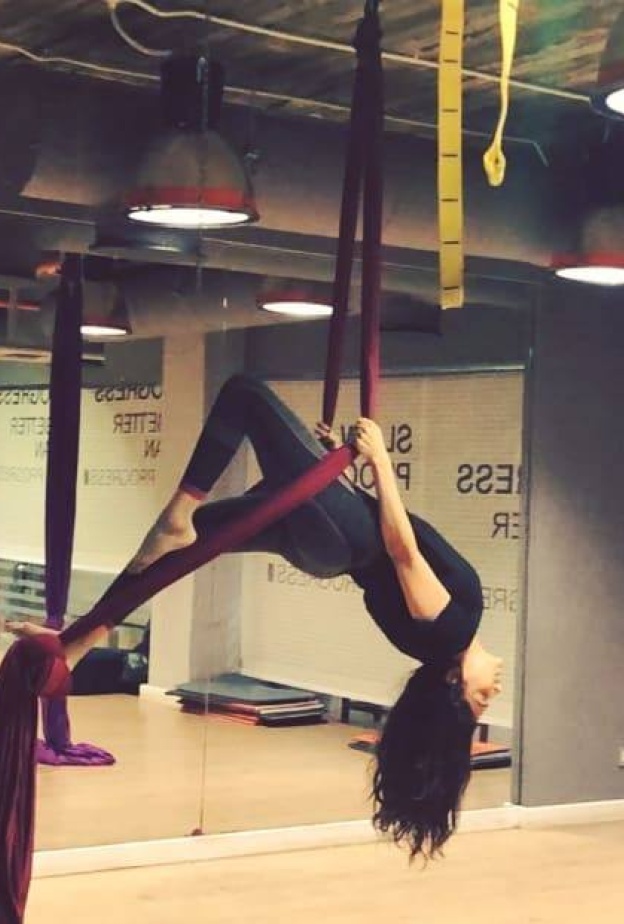 مي عمر تبهر المتابعين بلياقتها خلال ممارستها لرياضة اليوغا