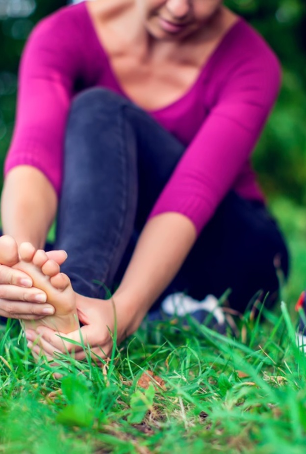 اسباب تورم القدمين لمريض القلب وطرق علاجه