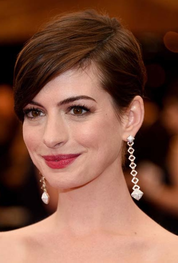  آن هاثاواي متألقة بمجوهرات كارتييهCartier