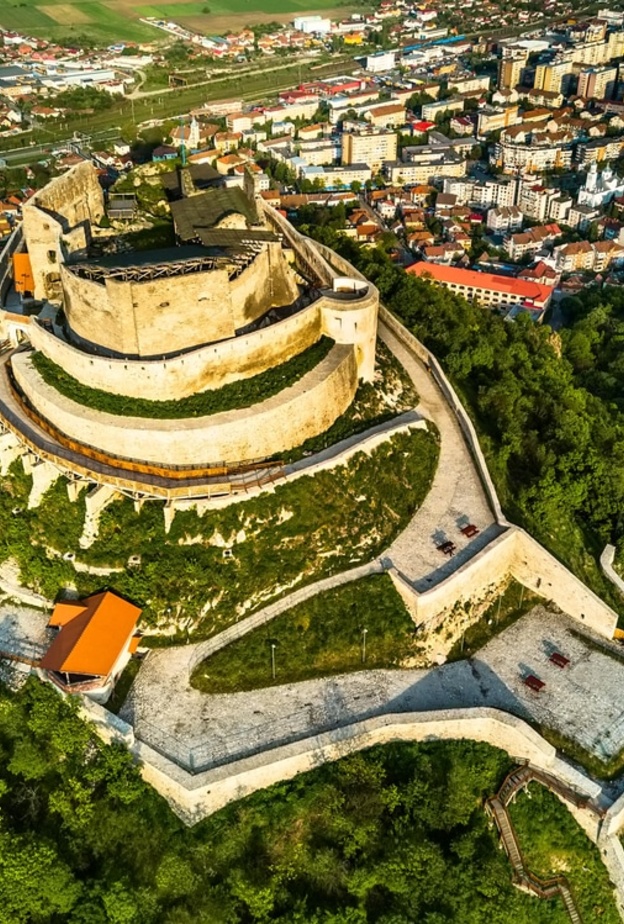 الهضبة التي تحتضن القلعة