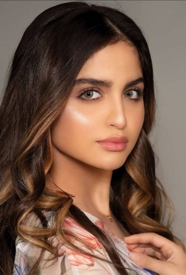 حلا الترك تعتمد لأول مرة العدسات اللاصقة