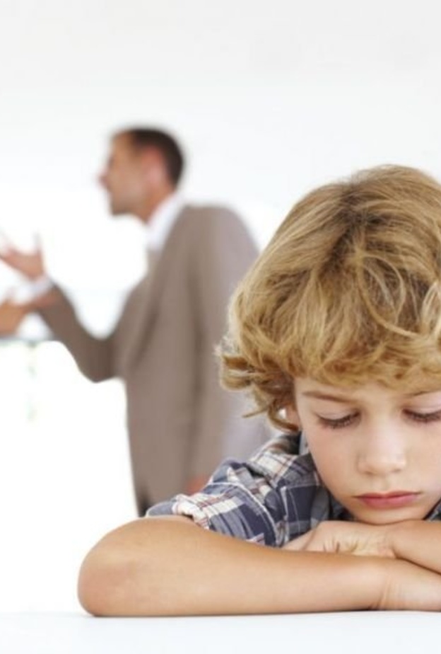 أثر التعارض بين أسلوب الأم والأب في تربية الأبناء 