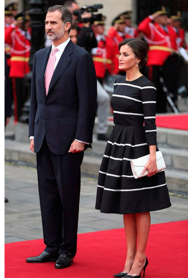 إقتصرت الأكسسوارات في هذه الاطلالة على أقراط متدلية من الالماس واللؤلؤ